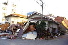 地震で倒壊した家